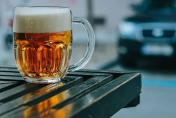 桌子上有杯啤酒 AI 生成的内容可能不正确。